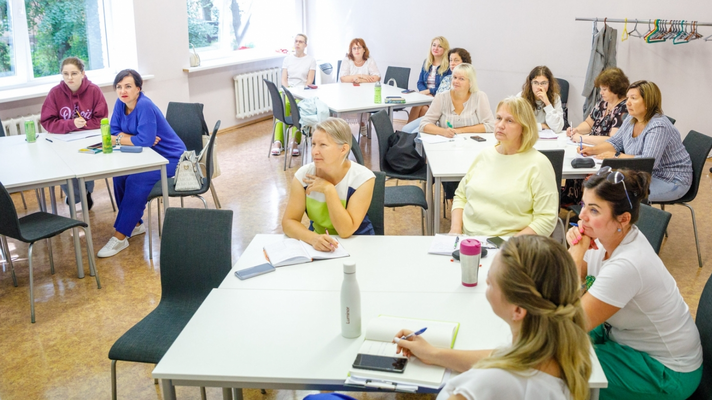 Rīgas mazākumtautību skolu pārstāvji Vasaras skolā gatavojas mācību pārejai uz latviešu valodu