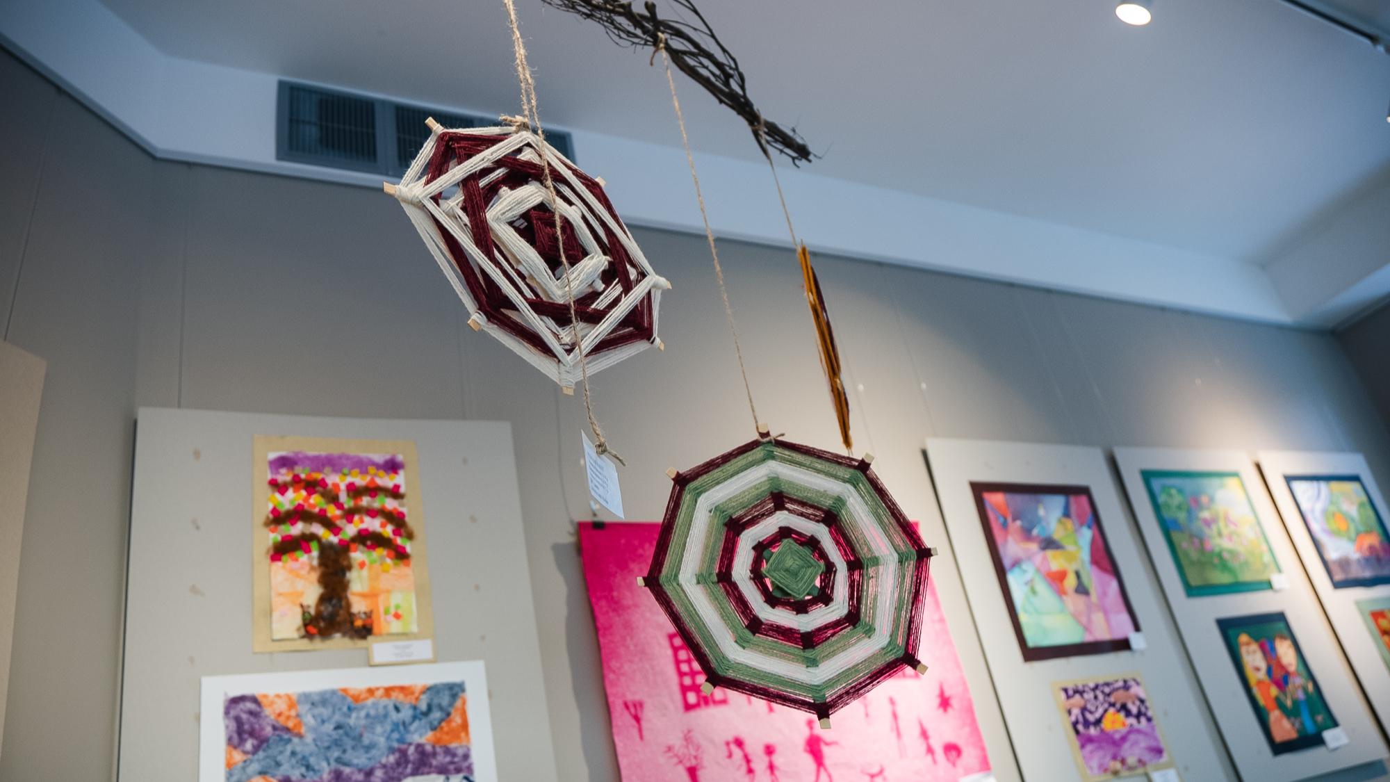 Mākslinieciskās jaunrades centrs “Praktiskās estētikas skola” aicina apmeklēt izstādi "Tekstila kolāža"