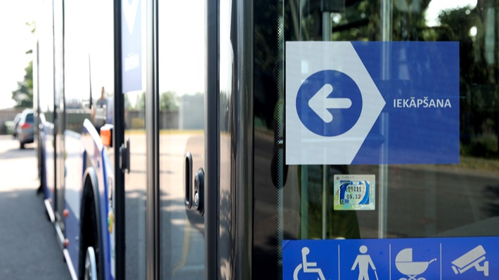 Atsevišķām iedzīvotāju grupām atjauno atlaides Rīgas sabiedriskajā transportā