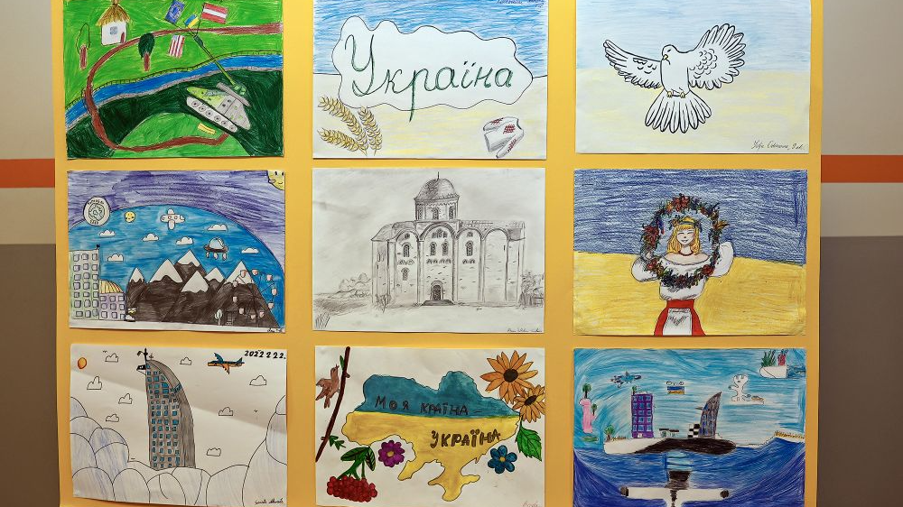 Rīgas Ukraiņu vidusskolā atklāta akcija “Bērni zīmē nākotnes Ukrainu”