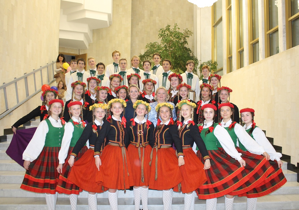 Tautas deju ansamblis “Uguntiņa” festivālā Sankt-Pēterburgā