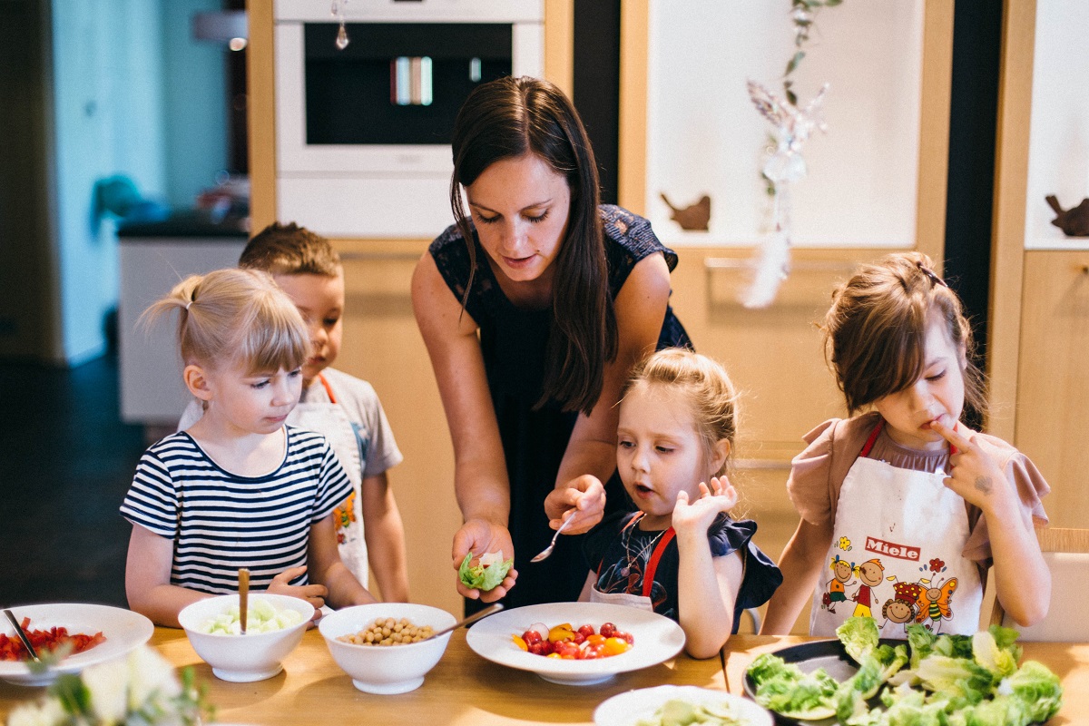Septiņi padomi, kā virtuves darbus padarīt bērniem aizraujošākus un drošākus