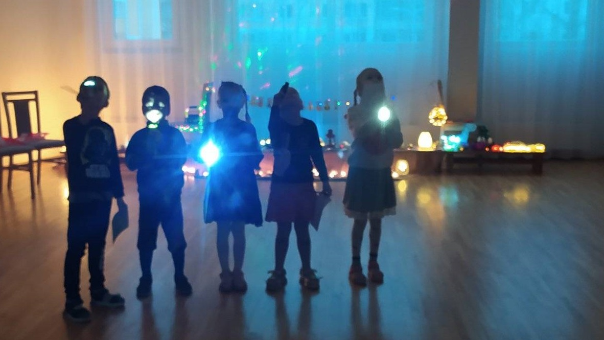 Bērni izzina gaismas avotus - tumšā telpā spīdina ar lukturīšiem