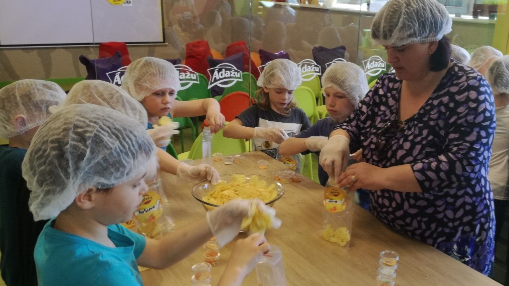 Skolēni apmeklē pasākumu “Ražots Latvijā” 