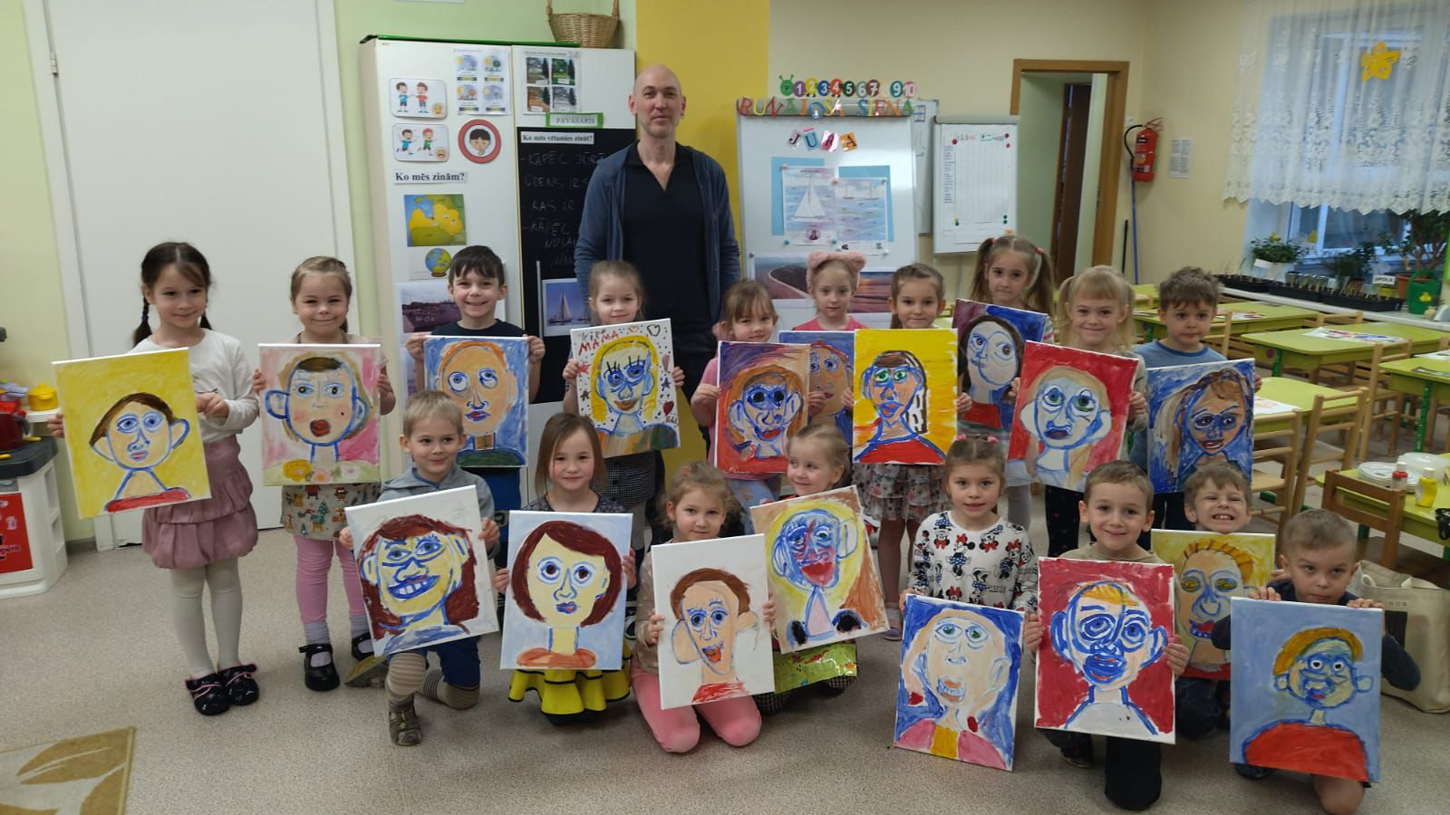 Rīgas 112. pirmsskolas izglītības iestādes bērni kopā ar gleznotāju Kārli Zālīti pēc meistarklases