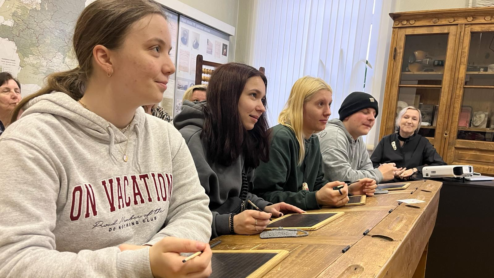 Hamburgas Sociālpedagoģijas skolas studenti iejūtas Rīgas Skolu muzeja 19.g.s. mācību klasē
