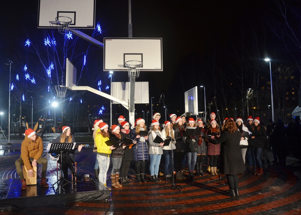 Rīgas 84. vidusskolas sporta un aktīvās atpūtas laukumā iedegs Ziemassvētku eglīti 