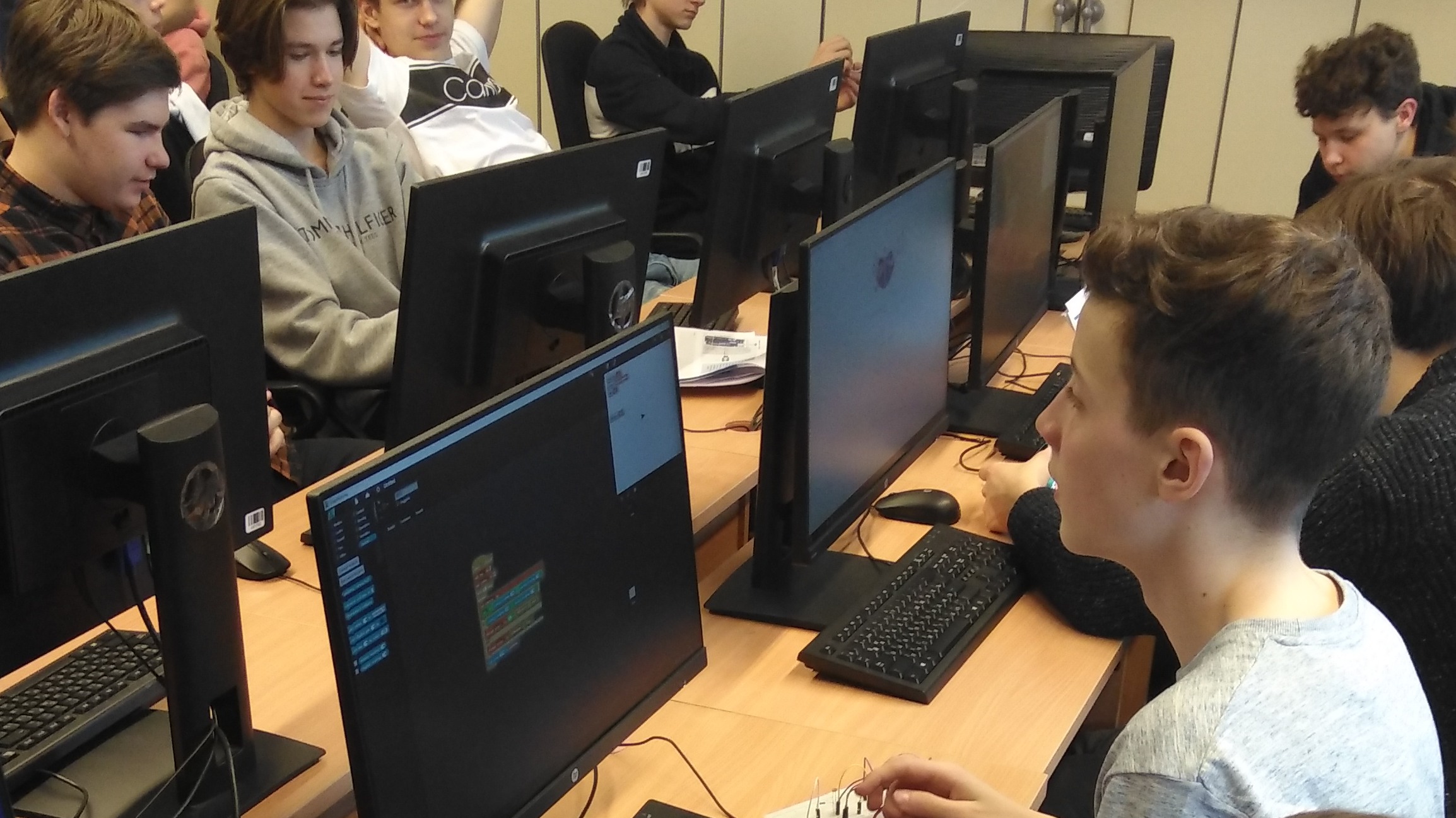 Rīgas Valsts 2. ģimnāzijas skolēni apgūst robotu veidošanu un  programmēšanu 