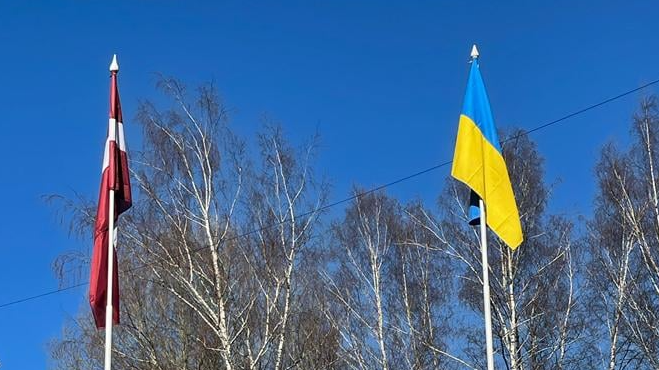 Izkar simtiem Ukrainas karogu pie pašvaldības iestādēm