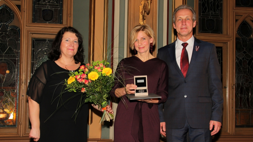 Pasniegtas balvas Rīgas labākajiem pirmsskolu darbiniekiem, Martas Rinkas balvu saņem Ligita Gulbe