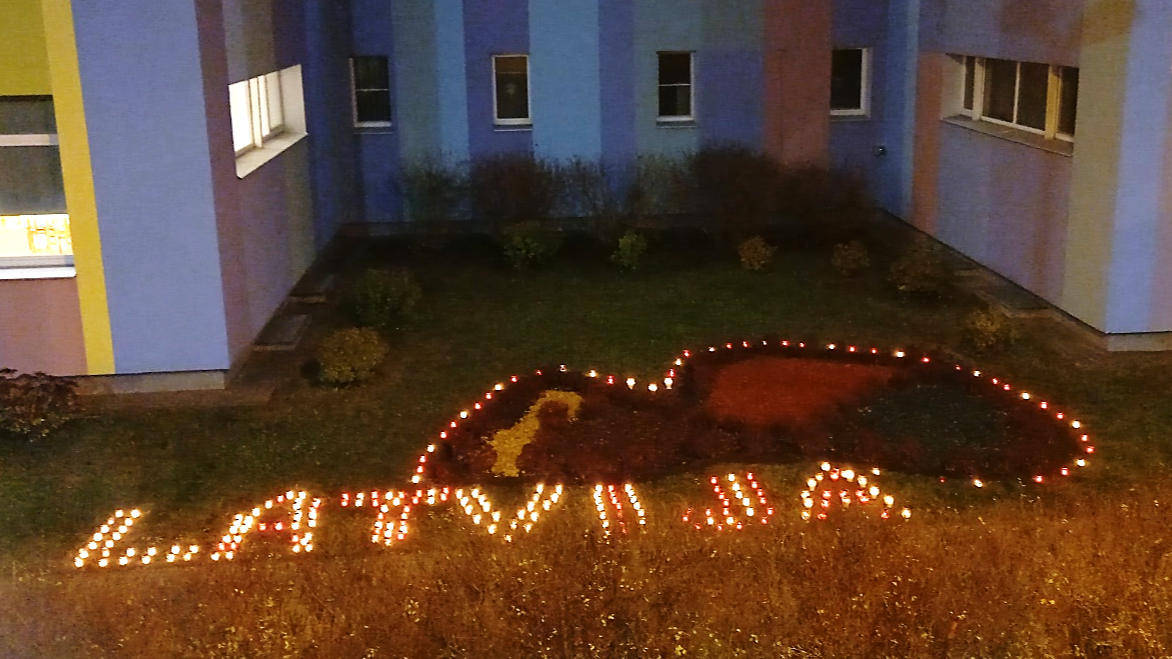 Rīgas 21. pirmsskolas izglītības iestāde “Laimiņa” iededz svecītes Latvijai dzimšanas dienā