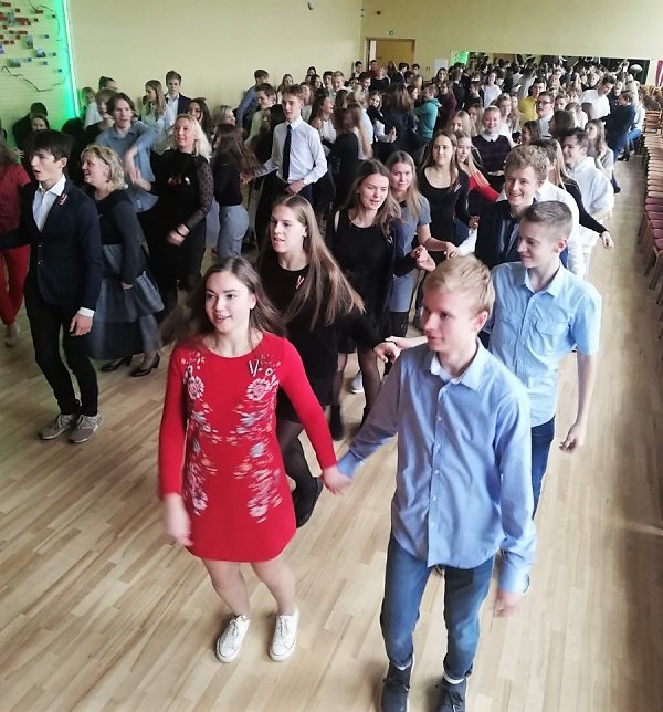Iniciatīva ”Latvijas skolas soma” rosina uz dančiem Rīgas 64. vidusskolas skolēnus