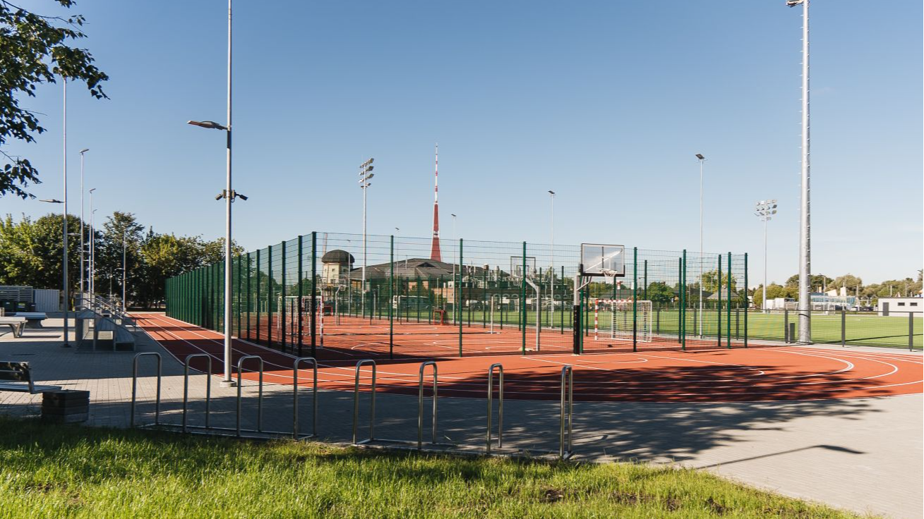 Rīgā uzbūvēts jauns daudzfunkcionāls sporta laukums
