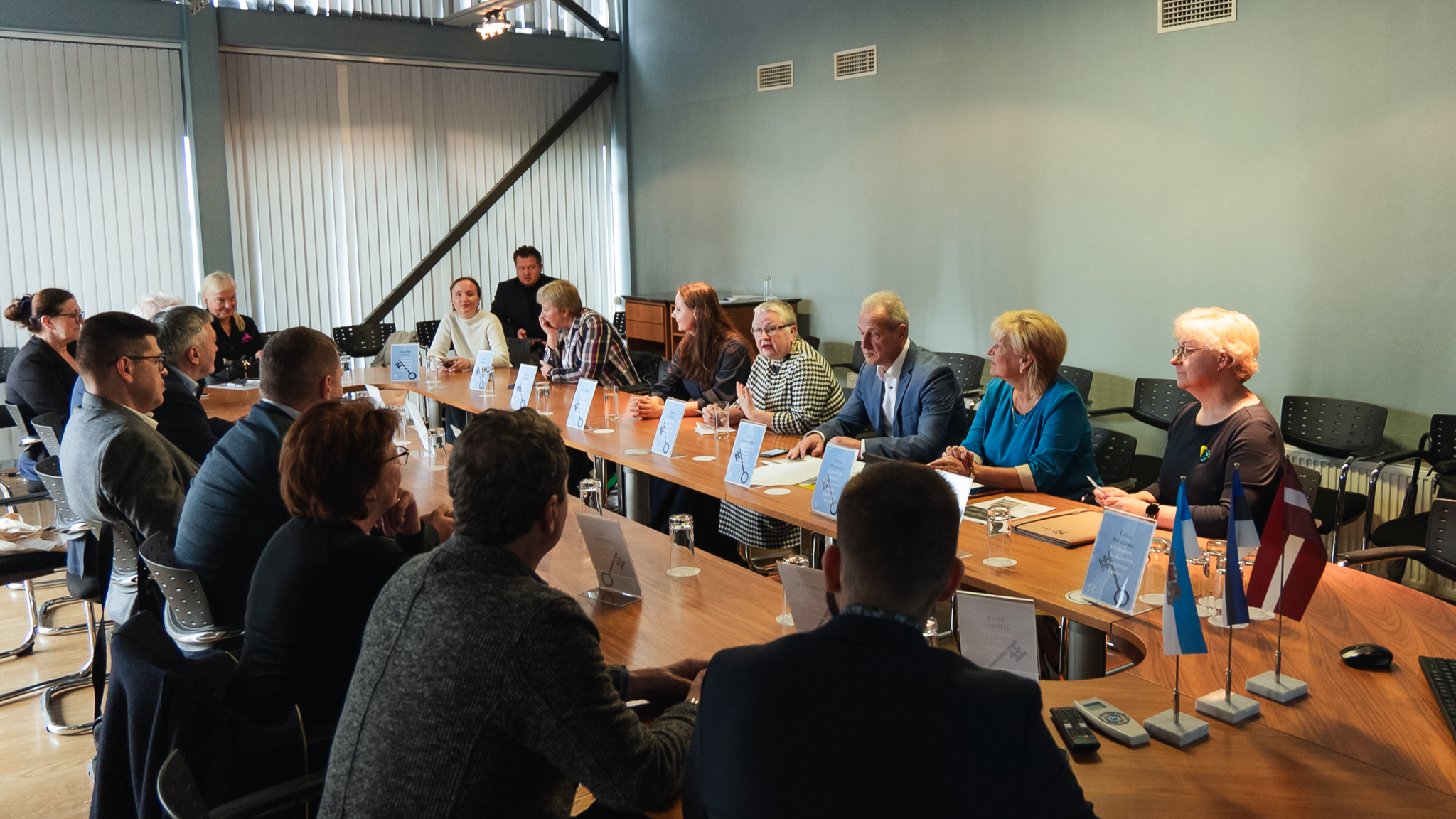 Rīgas pašvaldības pārstāvji tiekas ar Tallinas delegāciju, lai dalītos pieredzē par vienotas skolas veidošanu galvaspilsētā