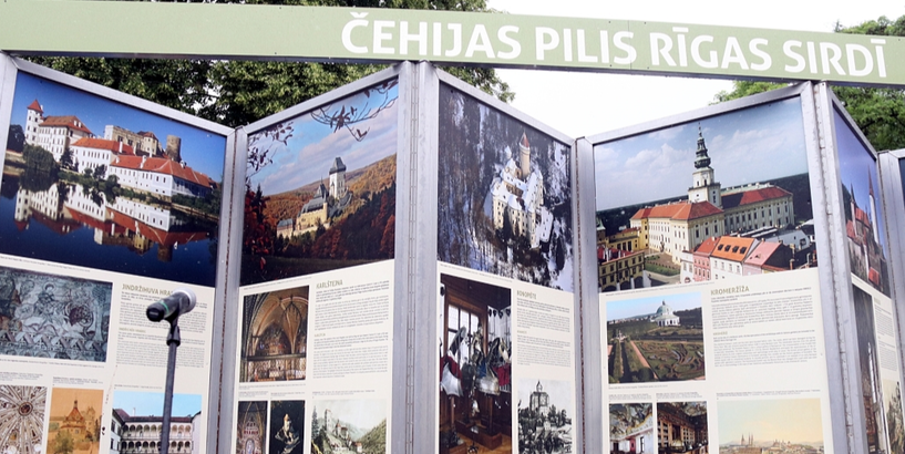 Līvu laukumā atklāta izstāde par Čehijas pilīm