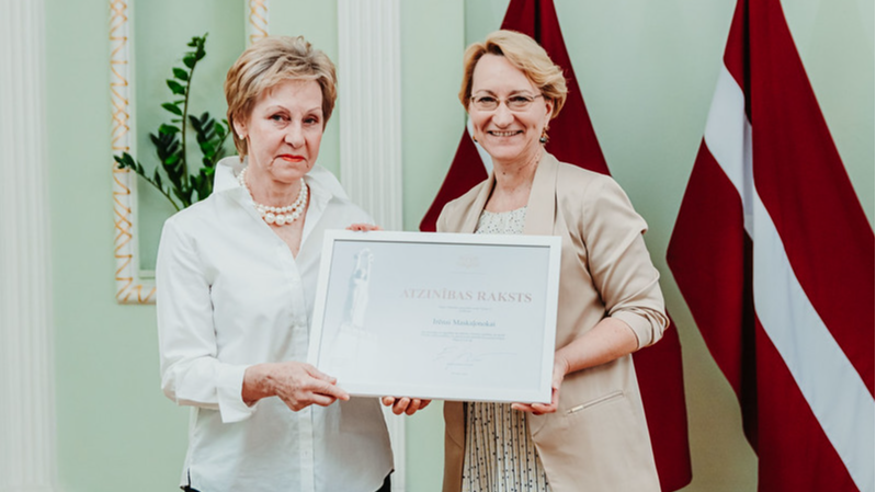 Rīgas Tehniskās jaunrades nama "Annas 2" direktore saņem Ministru kabineta atzinības rakstu