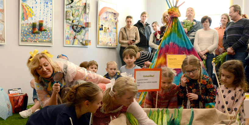 Radošo darbu izstāde „Pasaule spēlējas bērnībā”