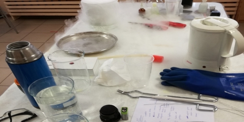 Rīgas Ostvalda vidusskola iepazīst aizraujošo fizikas un ķīmijas pasauli