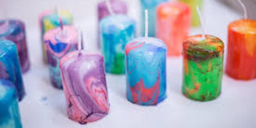 Skolēni tiekas ar meistaru - sveču darinātāju