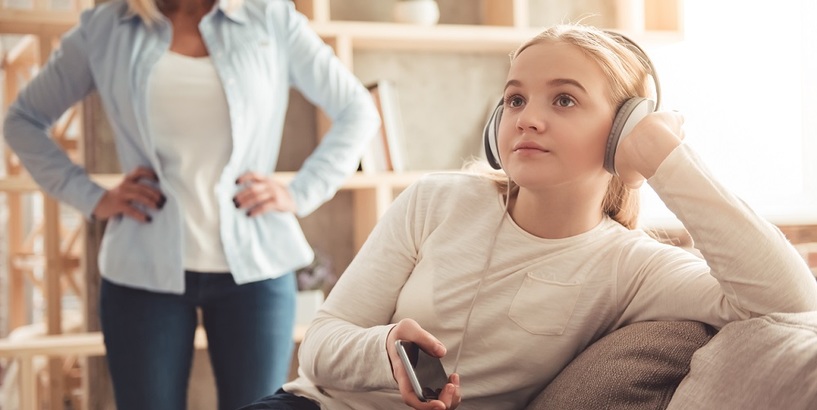 TOP 3 iemesli, kāpēc neizdodas sarunas ar bērnu par telefona lietošanu