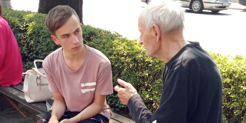 Rīgā jaunieši uzņem dokumentālu filmu par senioriem