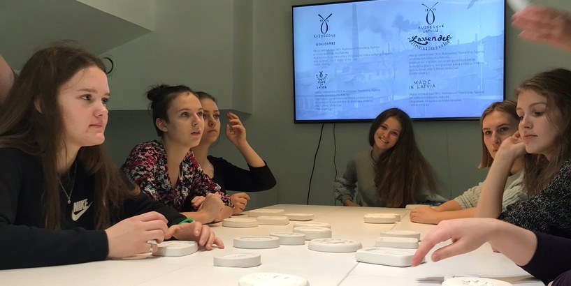  Ar “Skolas somu” Āgenskalna Valsts ģimnāzija dodas uz porcelāna darbnīcu