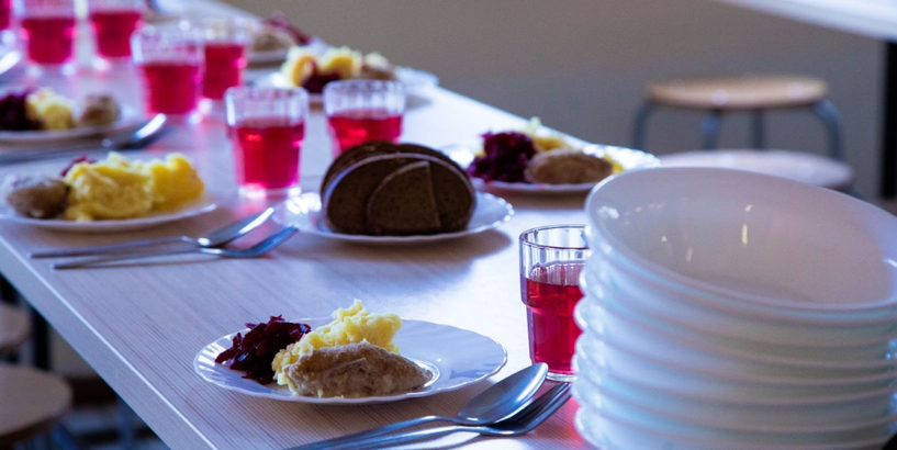 Rīgā mainīs atteikšanās no ēdināšanas pakalpojuma laiku