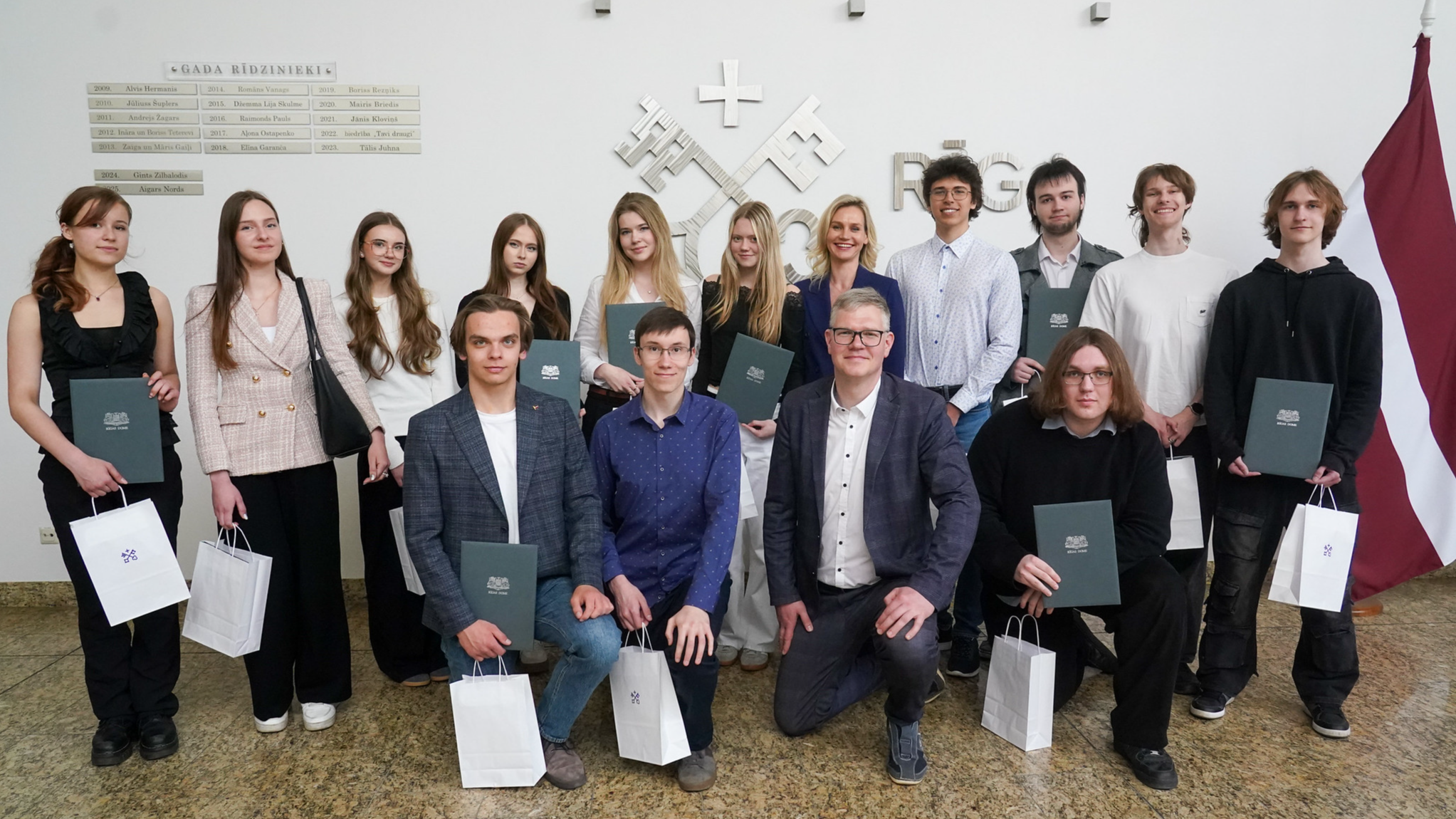Pasniedz Pateicības rakstus jauniešiem par matemātikas popularizēšanu skolās