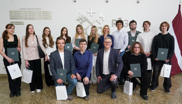 Pasniedz Pateicības rakstus jauniešiem par matemātikas popularizēšanu skolās