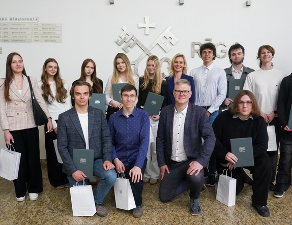 Pasniedz Pateicības rakstus jauniešiem par matemātikas popularizēšanu skolās