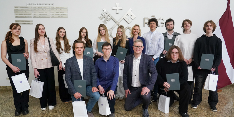 Pasniedz Pateicības rakstus jauniešiem par matemātikas popularizēšanu skolās