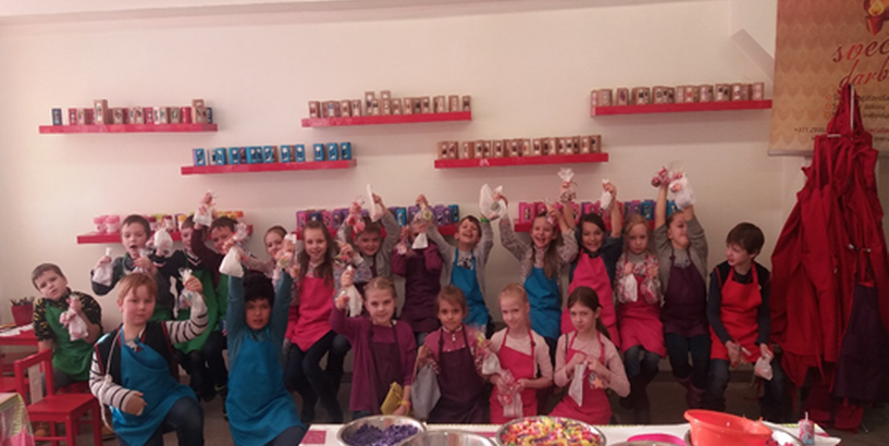 Skolēni iepazīst sveču veidošanas procesu