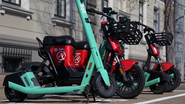 Skolēnu brīvlaikā konstatēti vairāki pārkāpumi mikromobilitātes rīku izmantošanā