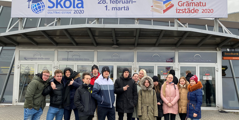 Rīgas 86. vidusskolas jaunieši iepazīst izstādes "Skola" piedāvājumu
