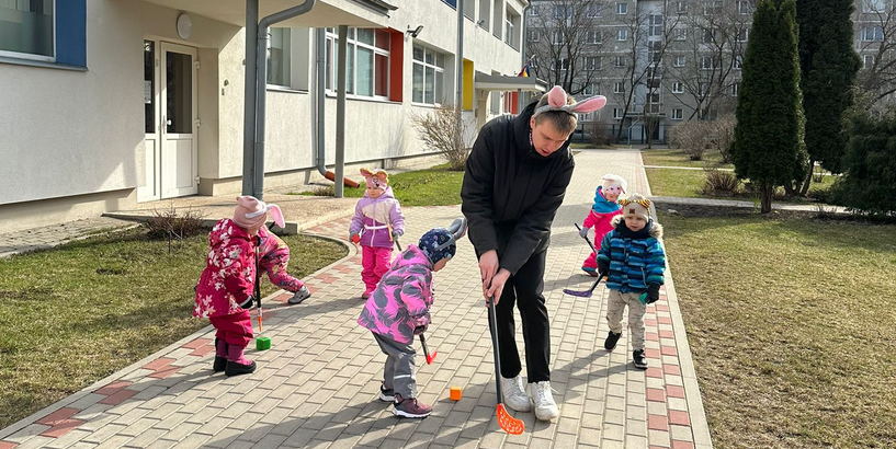 Lieldienu zaķa sagatavotais uzdevums bērniem - klucīšu pārvietošana ar florbola nūjām