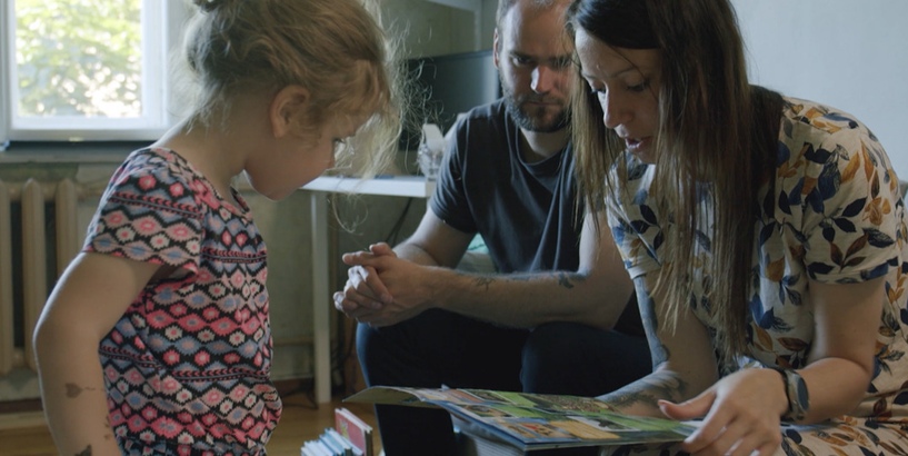 Ģimenes dalās ar lasīšanas veicināšanas trikiem bērniem