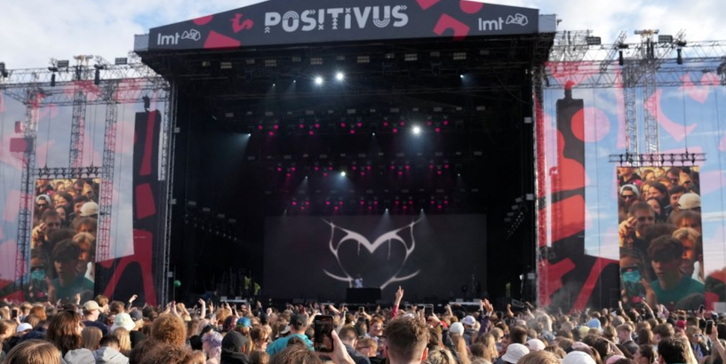 Festivāla “Positivus” koncerta skatuve ar ekrāniem un apmeklētāji 