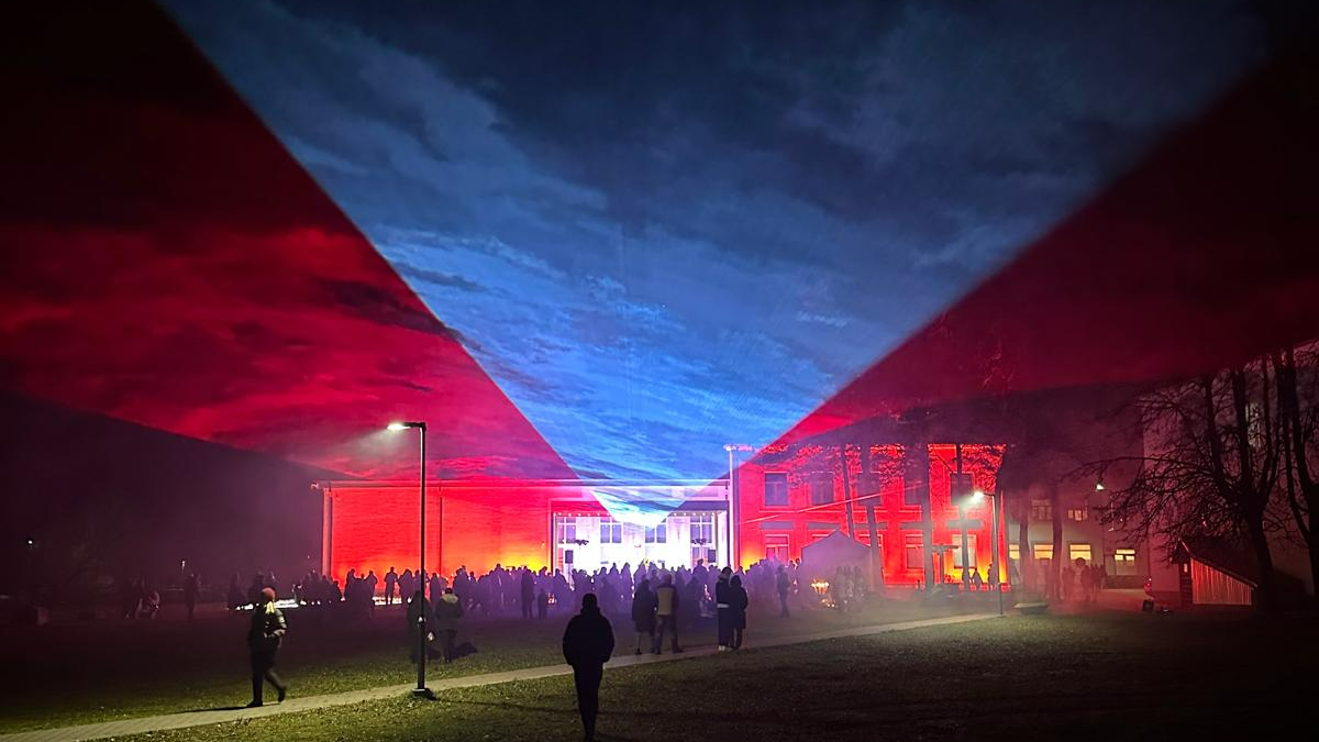 Gaismas instalācija “Brīvības spēks” virs Māras dīķa