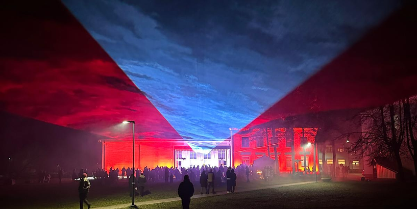 Gaismas instalācija “Brīvības spēks” virs Māras dīķa