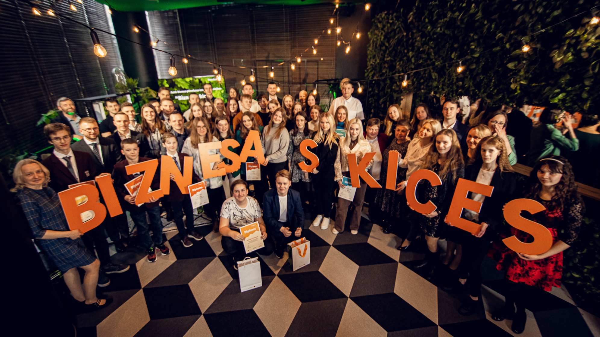 Vēl tikai līdz nedēļas beigām Rīgas jaunieši savas idejas var pieteikt konkursā “Biznesa skices”