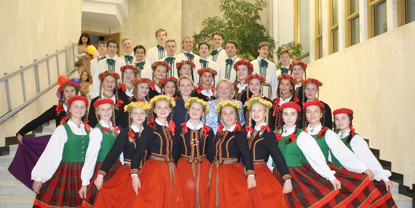 Tautas deju ansamblis “Uguntiņa” festivālā Sankt-Pēterburgā