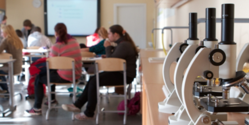 Rīgas skolas un bērnudārzi pirmdien turpinās darbu