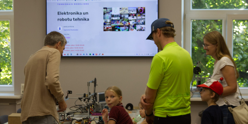Vairāk nekā 800 apmeklētāju piesaistīja 5. septembrī notikusī Rīgas Tehniskās jaunrades nama "Annas 2" un Bērnu zinātnes centra "Tehnoannas pagrabi" atvērto durvju diena