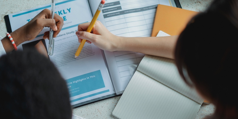 Skolēni piedalās latviešu valodas izmēģinājuma eksāmenu norisē