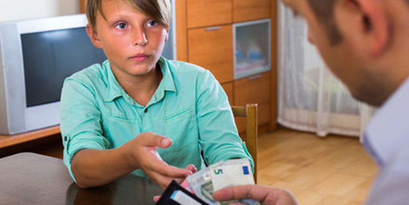 SEŠI PADOMI, KĀ BĒRNAM IEMĀCĪT NAUDAS VĒRTĪBU