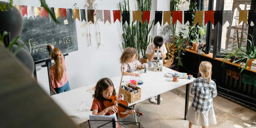 Bērni nodarbojas ar saviem hobijiem - viens pēta mikroskopā, viens eksperimentē ar vielām, viens spēlē vijoli vai rēķina uzdevumu