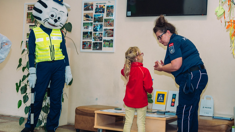 Rīgas pašvaldība jaunā mācību gada sākumā pastiprina rūpes par bērnu drošību