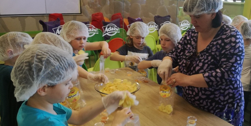 Skolēni apmeklē pasākumu “Ražots Latvijā” 