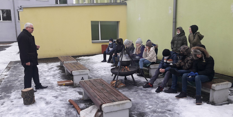Rīgas 28. vidusskola un posteņi 1991. gada Barikāžu atcerei
