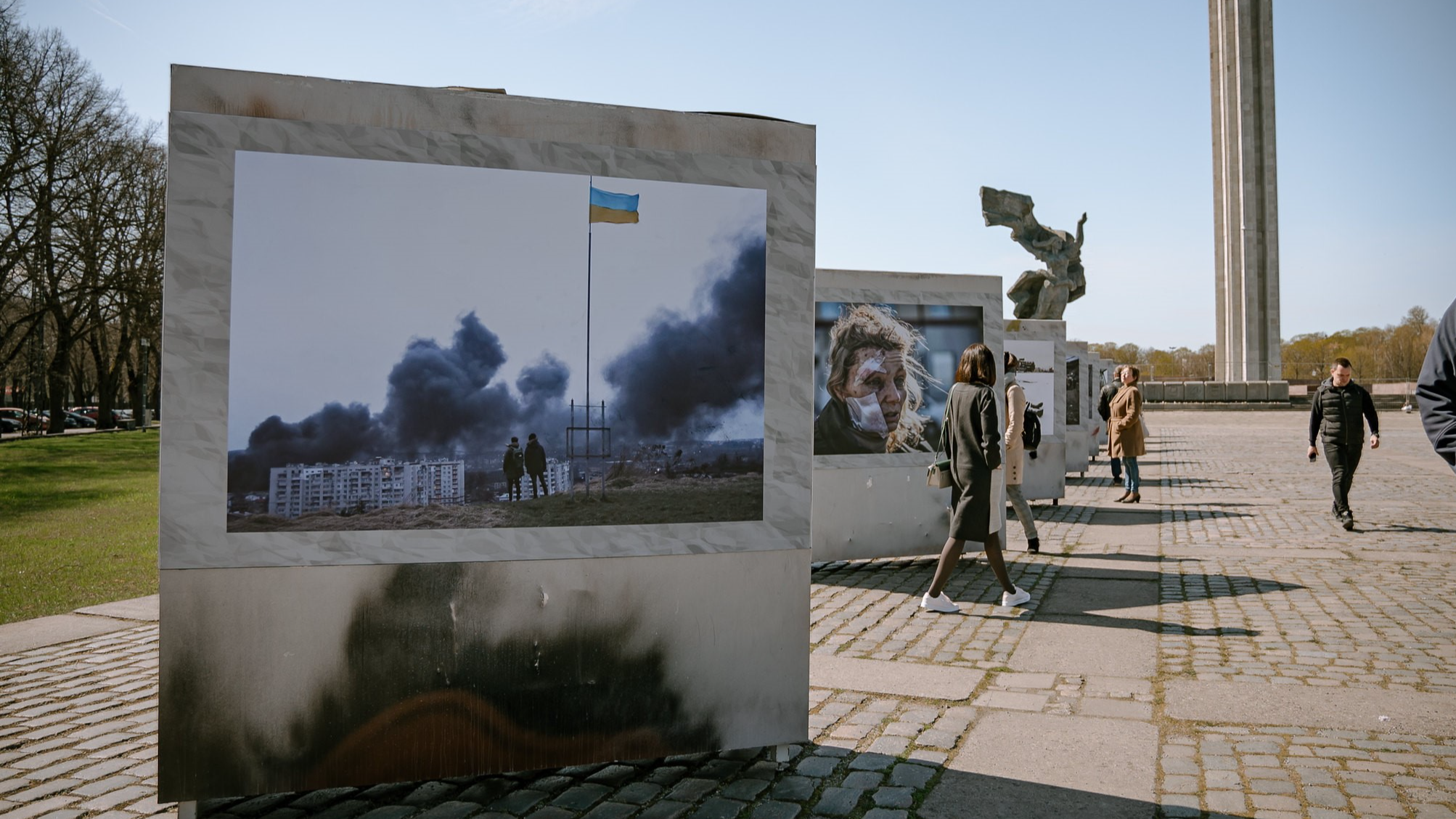 Uzvaras laukumā ir skatāma fotogrāfiju izstāde “Slava Ukrainai! Varoņiem slava!”